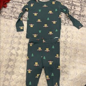 Green Gap x Star Wars Toddler Pajamas with Santa Grogu // Yoda print